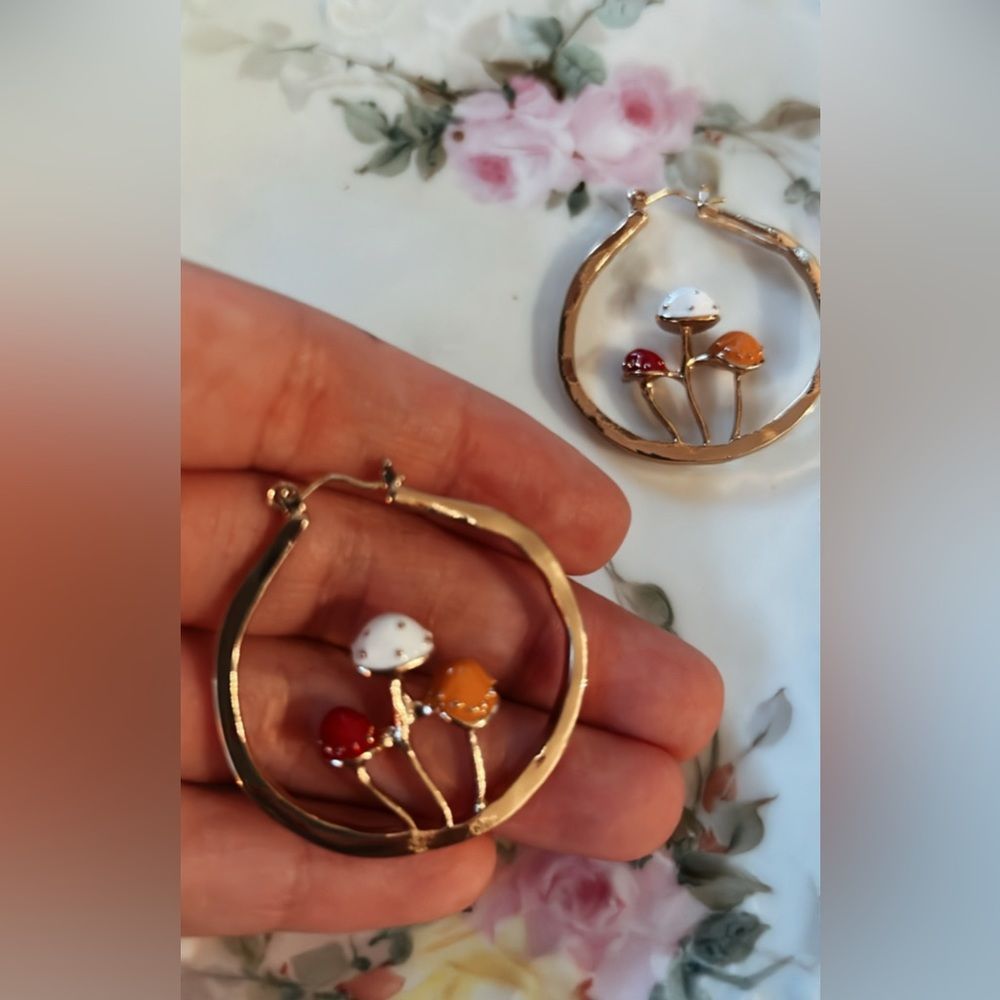 Mushroom hoop earrings A92 - Picture 2 of 3